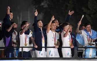 epa10374430 Players of the Argentina national soccer team, winners of Qatar 2022 World Cup, celebrate upon their arrival to the International Airport of Ezeiza, some 22km of Buenos Aires, Argentina, 20 December 2022.  EPA/RAUL MARTINEZ