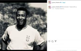 "Pele' e' immortale, perche' restera' per sempre con noi". Così Gianni Infantino, presidente della Fifa, ricorda Pele', con una foto e un post Instagram.
INSTAGRAM GIANNI INFANTINO
+++ ATTENZIONE LA FOTO NON PUO' ESSERE PUBBLICATA O RIPRODOTTA SENZA L'AUTORIZZAZIONE DELLA FONTE DI ORIGINE CUI SI RINVIA+++