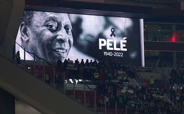 MADRID, SPAIN - DECEMBER 29: Players, officials and fans take part in a minutes silence to pay tribute to Brazilian football legend Pele during the LaLiga Santander match between Atletico de Madrid and Elche CF at Civitas Metropolitano Stadium on December 29, 2022 in Madrid, Spain. (Photo by Angel Martinez/Getty Images)