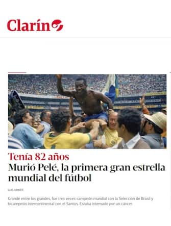 La notizia della morte di Pelé sul Clarin