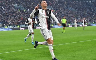 epa08108382 Juventus' Cristiano Ronaldo celebrates after scoring a goal during the Italian Serie A soccer match Juventus FC vs Cagliari Calcio at the Allianz stadium in Turin, Italy, 06 January 2020.  EPA/ALESSANDRO DI MARCO