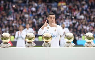 Cristiano Ronaldo of Real Madrid shows his recent won Golden Ball (Ballon d'Or) trophy prior to start the La Liga match between Real Madrid and Sevilla at Estadio Santiago Bernabeu on December 9, 2017 in Madrid, Spain. (Photo by Raddad Jebarah/NurPhoto via Getty Images)