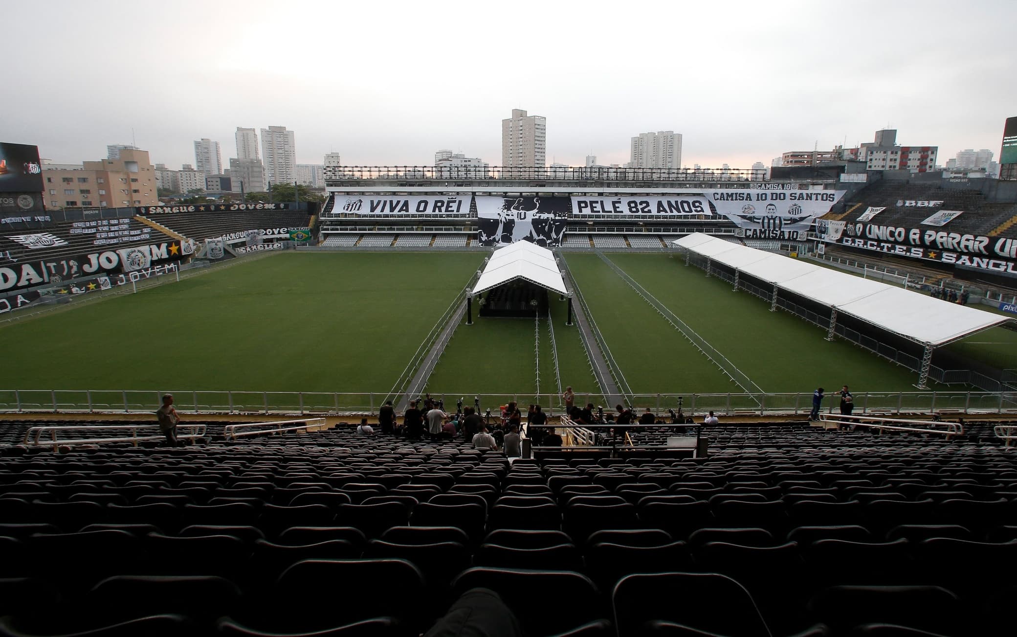 Lo stadio del Santos preparato per la veglia funebre per Pelé
