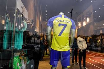 The full set football uniform for Saudi club al-Nassr's new Portuguese forward Cristiano Ronaldo (#7) is displayed at a sports shop carrying the club's paraphernalia in the capital Riyadh on January 2, 2023. - Cristiano Ronaldo on December 30 signed for Al-Nassr of Saudi Arabia, the club announced, in a deal believed to be worth more than 200 million euros. The 37-year-old penned a contract which will take him to June 2025. (Photo by Fayez Nureldine / AFP) (Photo by FAYEZ NURELDINE/AFP via Getty Images)