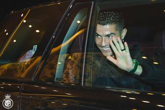 epa10387295 A handout photo made available by the Saudi Al-Nassr Club on 03 January 2023 shows Portuguese soccer player Cristiano Ronaldo waving upon arrival in Riyadh, Saudi Arabia, 02 January 2023. Cristiano Ronaldo will be presented at Mrsool Park stadium on 03 January after he signed for Al-Nassr club untill 2025.  HANDOUT EDITORIAL USE ONLY/NO SALES