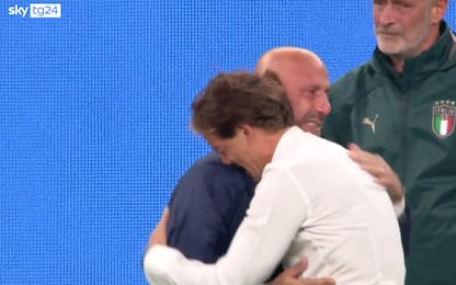 Addio a Gianluca Vialli, l'abbraccio con Mancini all'Europeo. VIDEO