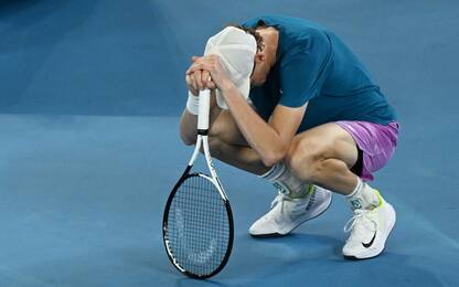 Tennis, Sinner fuori dagli Australian Open: Tsitsipas vince al 5° set