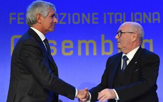 Carlo Tavecchio con Andrea Abodi (S) dopo la sua elezione a presidente della Figc, Fiumicino, 6 marzo 2017. ANSA/ETTORE FERRARI










