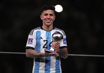 QATAR SOCCER epa10373226 FIFA 2022 Young Player award winner Enzo Fernandez of Argentina poses with his trophy after the FIFA World Cup 2022 Final between Argentina and France at Lusail stadium, Lusail, Qatar, 18 December 2022. Argentina won the match in penalty shoot-out. EPA/Friedemann Vogel