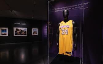 epa10443031 An auction preview display of a jersey worn by late NBA star Kobe Bryant in 25 games during the 2007-2008 season at Sotheby's auction house in New York, New York, USA, 01 February 2023. The jersey is expected to sell for 5-7 million USD/4.5-6.4 million EUR during an auction later this month.  EPA/JUSTIN LANE