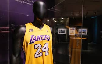 epa10443034 An auction preview display of a jersey worn by late NBA star Kobe Bryant in 25 games during the 2007-2008 season at Sotheby's auction house in New York, New York, USA, 01 February 2023. The jersey is expected to sell for 5-7 million USD/4.5-6.4 million EUR during an auction later this month.  EPA/JUSTIN LANE