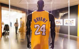 epa10443032 An auction preview display of a jersey worn by late NBA star Kobe Bryant in 25 games during the 2007-2008 season at Sotheby's auction house in New York, New York, USA, 01 February 2023. The jersey is expected to sell for 5-7 million USD/4.5-6.4 million EUR during an auction later this month.  EPA/JUSTIN LANE