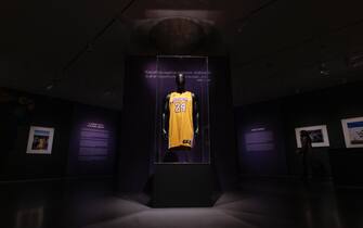 USA NEW YORK KOBE BRYANT JERSEY SOTHEBYS epa10443033 An auction preview display of a jersey worn by late NBA star Kobe Bryant in 25 games during the 2007-2008 season at Sotheby's auction house in New York, New York, USA, 01 February 2023. The jersey is expected to sell for 5-7 million USD/4.5-6.4 million EUR during an auction later this month. EPA/JUSTIN LANE
