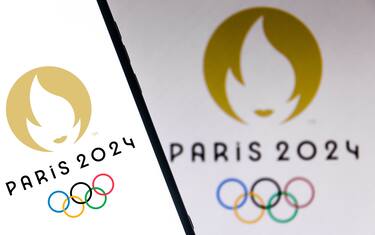 BRAZIL - 2021/07/05: In this photo illustration the Paris 2024 Olympic Games (2024 Summer Olympics) logo is seen on a smartphone screen. (Photo Illustration by Rafael Henrique/SOPA Images/LightRocket via Getty Images)