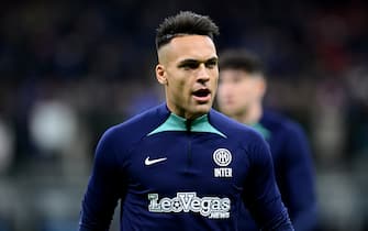 MILAN, ITALY - FEBRUARY 05: Lautaro Martinez of FC Internazionale warms up ahead before the Serie A match between FC Internazionale and AC MIlan at Stadio Giuseppe Meazza on February 05, 2023 in Milan, Italy. (Photo by Mattia Ozbot - Inter/Inter via Getty Images)