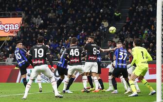 1463197953 MILAN, ITALY - FEBRUARY 05: Lautaro Martinez of FC Internazionale scores the team's first goal during the Serie A match between FC Internazionale and AC MIlan at Stadio Giuseppe Meazza on February 05, 2023 in Milan, Italy. (Photo by Marco Luzzani/Getty Images)