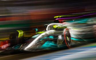 La Mercedes W13 sfreccia in pista