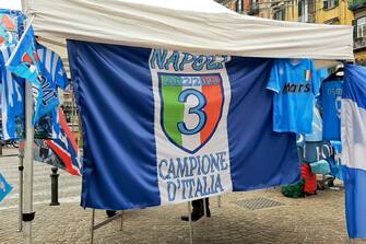 Una bacarella a Napoli espone una bandiera con il terzo scudetto gia' dato per acquisito, 15  febbraio 2023
ANSA / CIRO FUSCO