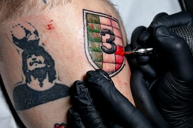 Napoli verso lo scudetto, tatuaggio col tricolore spopola tra i tifosi