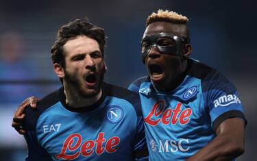 REGGIO NELL'EMILIA, ITALY - FEBRUARY 17: Khvicha Kvaratskhelia of SSC Napoli (L) celebrates with team mate Victor Osimhen after scoring to give the side a 1-0 lead during the Serie A match between US Sassuolo and SSC Napoli at Mapei Stadium - Citta' del Tricolore on February 17, 2023 in Reggio nell'Emilia, Italy. (Photo by Jonathan Moscrop/Getty Images)