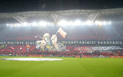 Terremoto Turchia, omaggio dei tifosi del Trabzonspor ai soccorritori