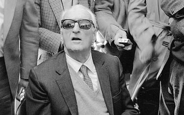 Enzo Ferrari (C), patron della casa automobilistica Ferrari, tra i giornalisti, Fiorano, 2 maggio 1984. ANSA