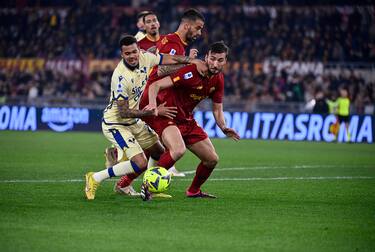 RomaÕs Roger Ibanez (R) in action against Verona's Cyril Ngonge (L) during the Serie A soccer match between AS Roma and Hellas Verona FC at the Olimpico stadium in Rome, Italy, 19 February 2023. ANSA/RICCARDO ANTIMIANI