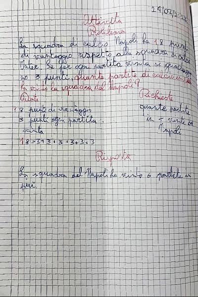 Il compito di aritmetica riguardante la classifica del Napoli proposto da una maestra di  una scuola elementare a Torre del Greco, Napoli, 28 febbraio 2023. 
ANSA