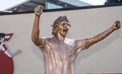 Vicenza, inaugurata la statua di Paolo Rossi davanti allo stadio Menti