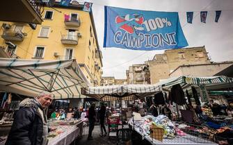 I tifosi napoletani cominciano a preparare i festeggiamenti per lo scudetto, Napoli, 22 febbraio 2023. ANSA/CESARE ABBATE