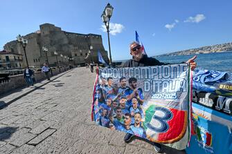 Un ambulante espone i gadget con il il terzo scudetto gia' attribuito ai ragazzi di mister Spalletti, sul pontile del Castel dell'Ovo a Napoli, 15 marzo 2023. 
ANSA/CIRO FUSCO