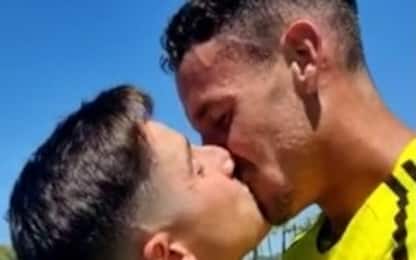 Il portiere del Marbella fa coming out e bacia il compagno: la foto