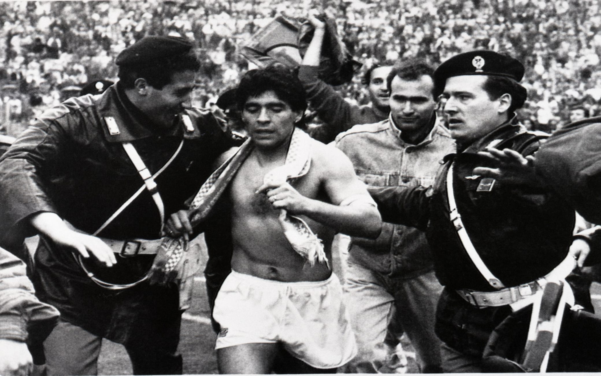 22/04/1990 - BOLOGNA : Maradona lascia il campo senza maglietta dopo averla lanciata ai tifosi, a termine della partita di campionato di calcio serie A Bologna-Napoli 2-4. ANSA ARCHIVIO