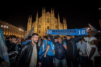 La festa dei tifosi napoletani anche a Milano, davanti al Duomo