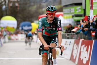 ALPBACH, AUSTRIA - APRIL 17: Aleksandr Vlasov of Russia and Team BORA-Hansgrohe crosses the finish line during the 46th Tour of the Alps 2023, Stage 1 a 127.5km stage from Rattenberg to Alpbach 984m on April 17, 2023 in Alpbach, Austria. (Photo by Tim de Waele/Getty Images)