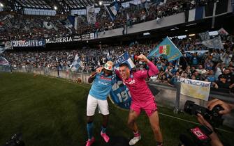 Napoli's players celebrate with the fans after winning the Serie A soccer match between SSC Napoli and ACF Fiorentina in Naples, Italy, 07 May 2023. 
ANSA/CIRO FUSCO
