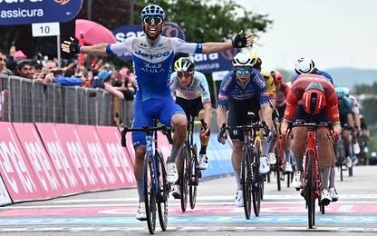 Giro d'Italia 2023, Matthews vince la terza tappa da Vasto a Melfi