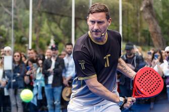 Francesco Totti durante la sfida con Jannik Sinner sul campo di padel nell ambito degli Internazionali di Tennis, Roma 15 maggio 2023. ANSA/FABIO FRUSTACI