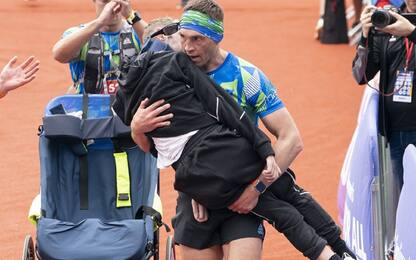 Taglia traguardo maratona con l’amico paralizzato in braccio. FOTO