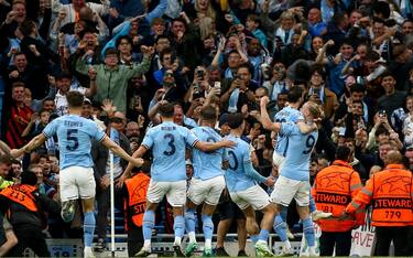 epa10634972 Bernardo Silva of Manchester City (2-R) celebrates with his teammates after scoring the 1-0 goal during the UEFA Champions League semi-finals, 2nd leg soccer match between Manchester City and Real Madrid in Manchester, Britain, 17 May 2023.  EPA/ADAM VAUGHAN