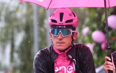 Overall leader INEOS Grenadiers's British rider Geraint Thomas waits prior to the start of the thirteenth stage of the Giro d'Italia 2023 cycling race, 207 km between Borgofranco d'Ivrea and Crans-Montana, on May 19, 2023. (Photo by Luca Bettini / AFP)