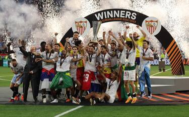 epa10665965 Sevilla celebrates winning after the UEFA Europa League final between Sevilla FC and AS Roma, in Budapest, Hungary, 01 June 2023. Sevilla won the final with 4-1 on penalties.  EPA/ANNA SZILAGYI