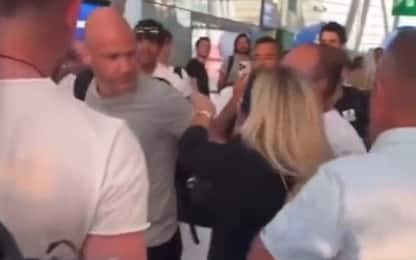 Budapest, arbitro Taylor aggredito dai tifosi della Roma in aeroporto