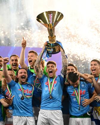 NAPLES, ITALY - JUNE 04: Giovanni Di Lorenzo of SSC Napoli lifts the Serie A trophy following the Serie A match between SSC Napoli and UC Sampdoria at Stadio Diego Armando Maradona on June 04, 2023 in Naples, Italy. (Photo by Francesco Pecoraro/Getty Images)