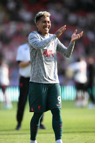 epa10660777 Liverpool's Roberto Firmino applauds their fans at full time on his last appearance for the club during the English Premier League soccer match between Southampton FC and Liverpool FC, in Southampton, Britain, 28 May 2023.  EPA/DANIEL HAMBURY EDITORIAL USE ONLY. No use with unauthorized audio, video, data, fixture lists, club/league logos or 'live' services. Online in-match use limited to 120 images, no video emulation. No use in betting, games or single club/league/player publications.