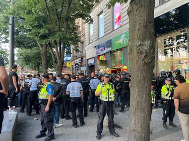 Polizia in assetto antisommossa interviene a Praga per il contatto tra tifosi della Fiorentina e quelli del West Ham, 7 Giugno 2023. ANSA/LEONARDO NESTI