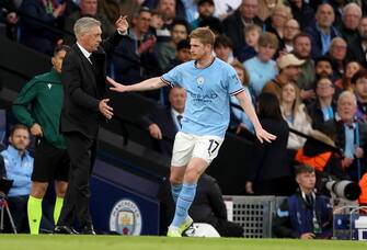 epa10634986 Kevin de Bruyne (R) of Manchester City and Real Madrid head coach Carlo Ancelotti during the UEFA Champions League semi-finals, 2nd leg soccer match between Manchester City and Real Madrid in Manchester, Britain, 17 May 2023.  EPA/DAVID RAWCLIFFE