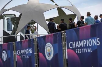 epa10679820 People wait in line to take a picture with the UEFA Champions League's trophy during the UEFA Champions Festival at the Yenikapi event area in Istanbul, Turkey, 08 June 2023. Manchester City will play Inter Milan in the UEFA Champions League final at the Ataturk Olympic Stadium in Istanbul on 10 June 2023.  EPA/ERDEM SAHIN