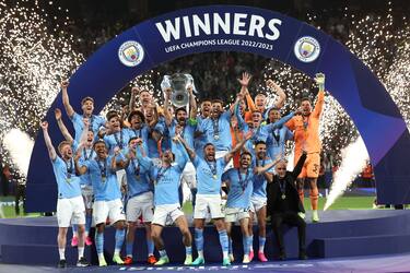 epa10684404 Manchester City captain Ilkay Guendogan raises the trophny as the team celebrate winning the UEFA Champions League Final soccer match between Manchester City and Inter Milan, in Istanbul, Turkey, 10 June 2023.  EPA/TOLGA BOZOGLU