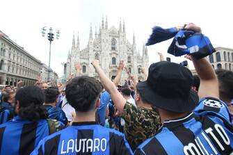 Fans of Inter Milan gather prior to the UEFA Champions League Final match between Manchester City and Inter Milan, at Duomo Square in Milan, Italy, 10 June 2023. Attesa tifosi Inter in Piazza Duomo, Milano, 10 giugno 2023 ANSA PAOLO SALMOIRAGO